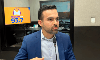 Palestrante em congresso médico apresenta técnicas modernas de cirurgia da coluna