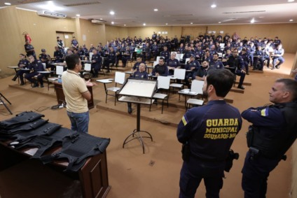 Guardas municipais receberam dois carros e coletes de segurança novos para a própria segurança. (Foto: A. Frota)