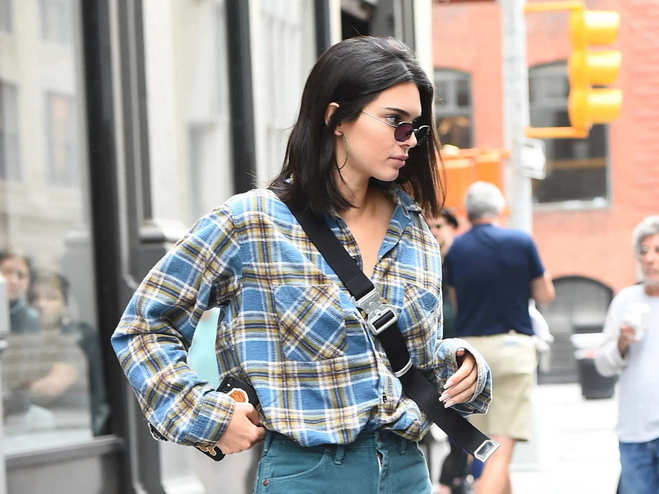 Jeans + Camisa Xadrez: O Combo dos Anos 90 Que Voltou com Tudo em 2025