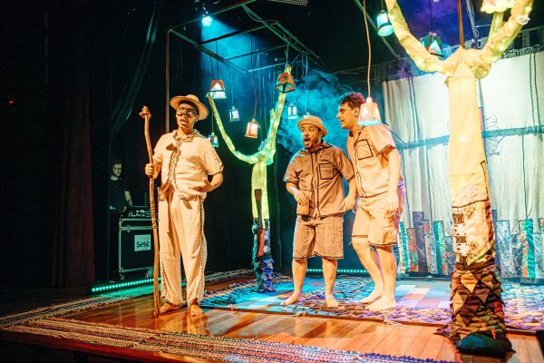 Artistas durante encenação da peça, que integra  o projeto “Escambo UBU Erê – Festival para Infância e Juventude”. Foto: Divulgação