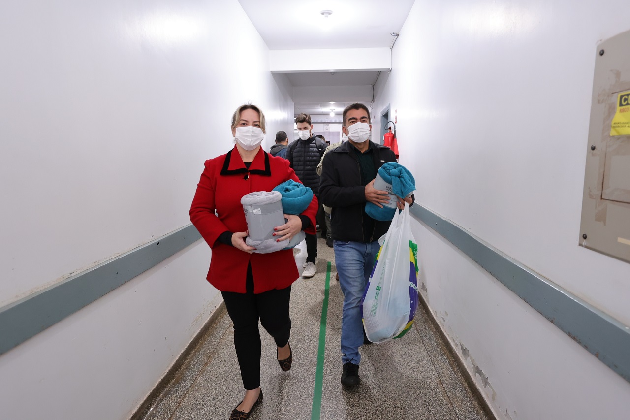 A ação faz parte da campanha municipal “Cuidando com Amor e Aquecendo Vidas”, que arrecada roupas de frio e cobertores em boas condições para ajudar quem enfrenta o inverno em situação de vulnerabilidade. (Foto: A. Frota) A ação faz parte da campanha municipal “Cuidando com Amor e Aquecendo Vidas”, que arrecada roupas de frio e cobertores em boas condições para ajudar quem enfrenta o inverno em situação de vulnerabilidade. (Foto: A. Frota)