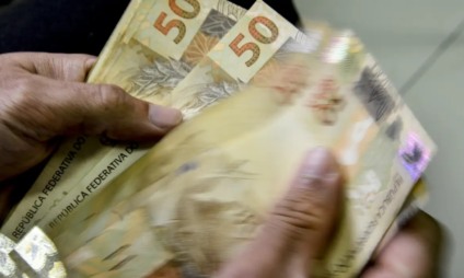 Aposentados que ganham mais que um salário mínimo recebem 13º