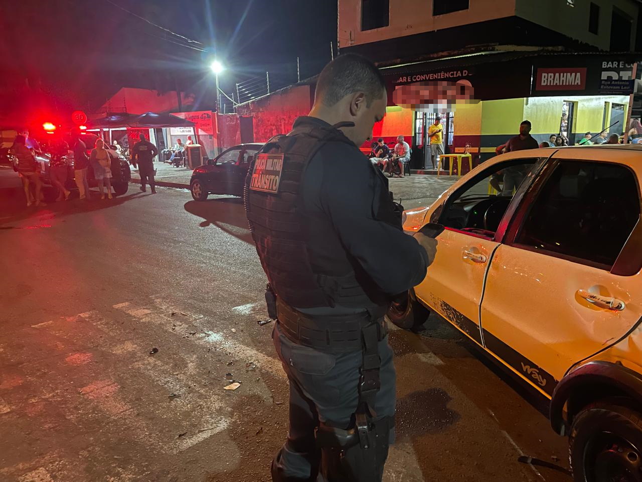 Populares ajudaram a destombar o Fiat Palio e não houve feridos graves: Divulgação 