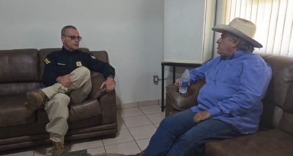 O presidente do Sindicato Rural de Dourados, Gino José Ferreira, e o inspetor-chefe da PRF local, Waldir Brasil, se reuniram para alinhar as ações que visam garantir a fluidez do tráfego e a segurança dos visitantes. (Foto: Divulgação)