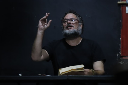 Momo, espetáculo autobiográfico de Alberto Silva Neto. Foto: Octavio Cardoso
