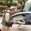 Proprietário do veículo, ao ser abordado, poderá emitir e quitar as guias de pagamento de IPVA e licenciamento - Foto: Reprodução/Detran-MS