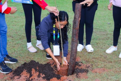 Em alusão aos Jogos Escolares, atletas plantam mudas de árvores na Lagoa Maior