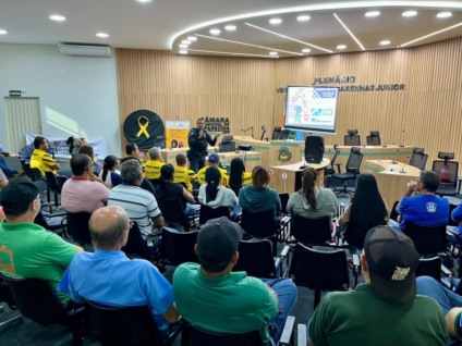 Motoristas e monitores que atuam na educação e outras repartições municipais acompanharam a ação educativa (Foto: Daniel Silva/DICOM) 