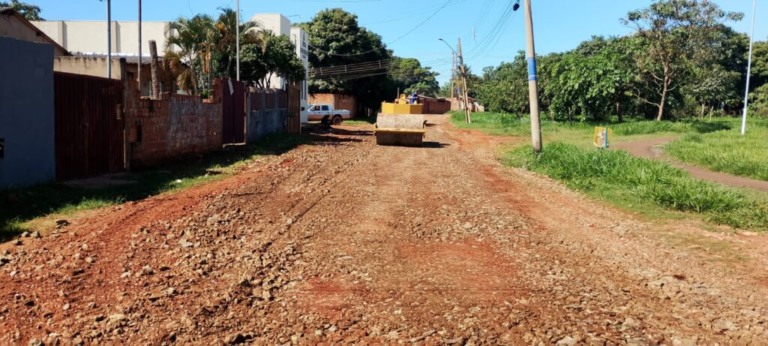 Tempo quente e seco auxilia na continuidade dos trabalhos pelas ruas da cidade - Foto: Sisep