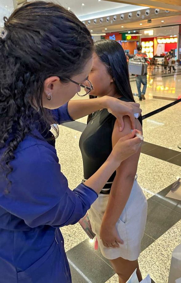 Ao todo, foram aplicadas 641 doses na Feira Central e 357 doses no Shopping Três Lagoas, totalizando 998 pessoas imunizadas durante a mobilização. Foto: Divulgação/Prefeitura de Três Lagoas