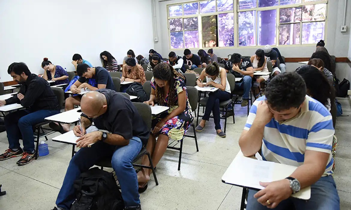 Este procedimento deve ser feito online com Cadastro de Pessoa Física (CPF) e data de nascimento no sistema do Encceja. Foto: Reprodução/Agência Brasil