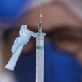 Brasil recebe primeiro lote de vacinas atualizadas contra Covid-19