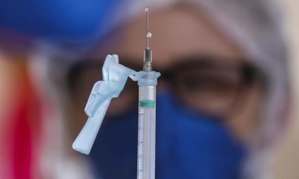 Brasil recebe primeiro lote de vacinas atualizadas contra Covid-19