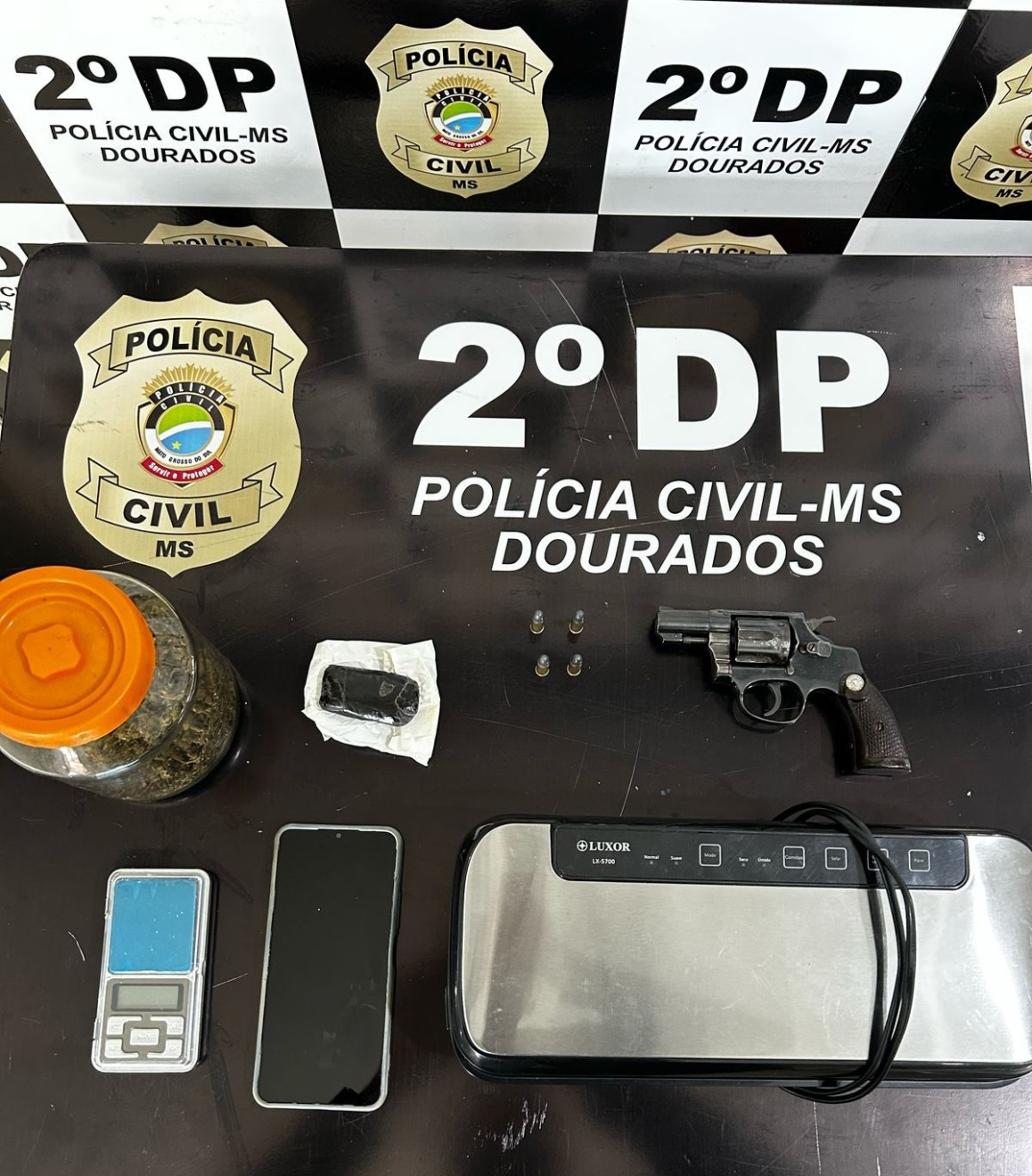 Investigado foi preso em casa, onde também foram encontradas drogas, arma e material para embalo de entorpecentes - Foto: Divulgação/PCMS