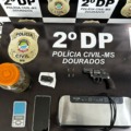 Investigado foi preso em casa, onde também foram encontradas drogas, arma e material para embalo de entorpecentes - Foto: Divulgação/PCMS
