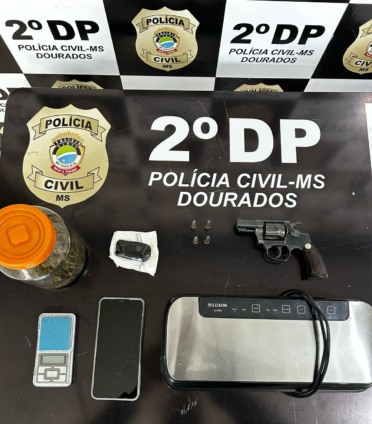 Investigado foi preso em casa, onde também foram encontradas drogas, arma e material para embalo de entorpecentes - Foto: Divulgação/PCMS