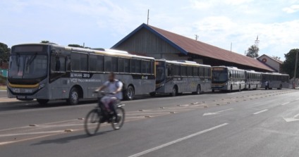 São doze novos ônibus, sendo dez em operação e dois de reserva, que agora circulam pelas principais linhas da cidade – Foto: Reprodução TVC