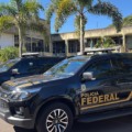 Viaturas da PF estacionadas na Agraer durante ações de busca e apreensão dos agentes - Foto: Evelyn Mendonça