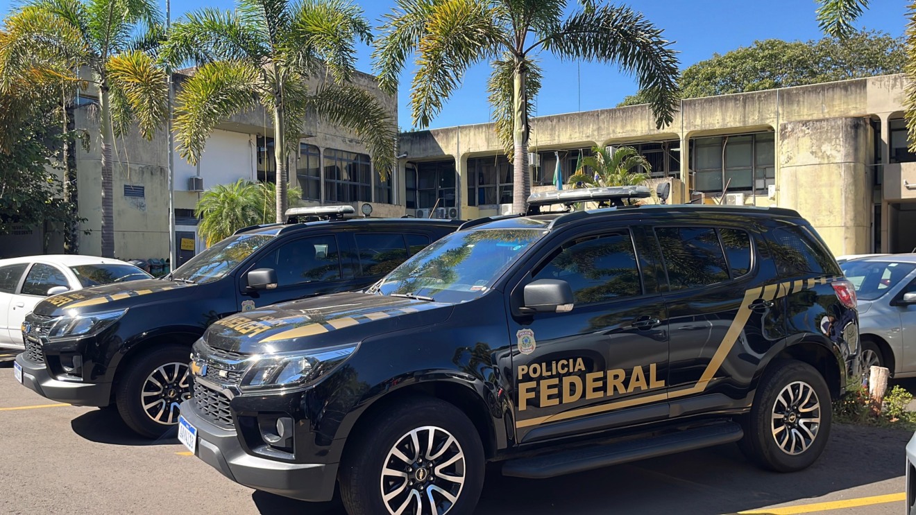 Viaturas da PF estacionadas na Agraer durante ações de busca e apreensão dos agentes - Foto: Evelyn Mendonça Viaturas da PF estacionadas na Agraer durante ações de busca e apreensão dos agentes - Foto: Evelyn Mendonça