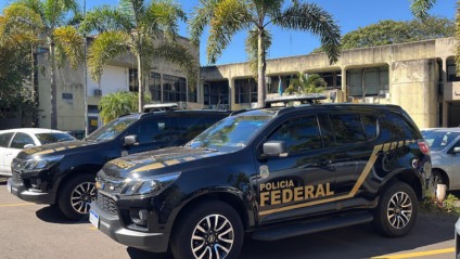 Viaturas da PF estacionadas na Agraer durante ações de busca e apreensão dos agentes - Foto: Evelyn Mendonça