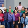 Gilsinho entre membros da chapa, da comissão eleitoral, e familiares após o resultado (Foto: Assessoria)
