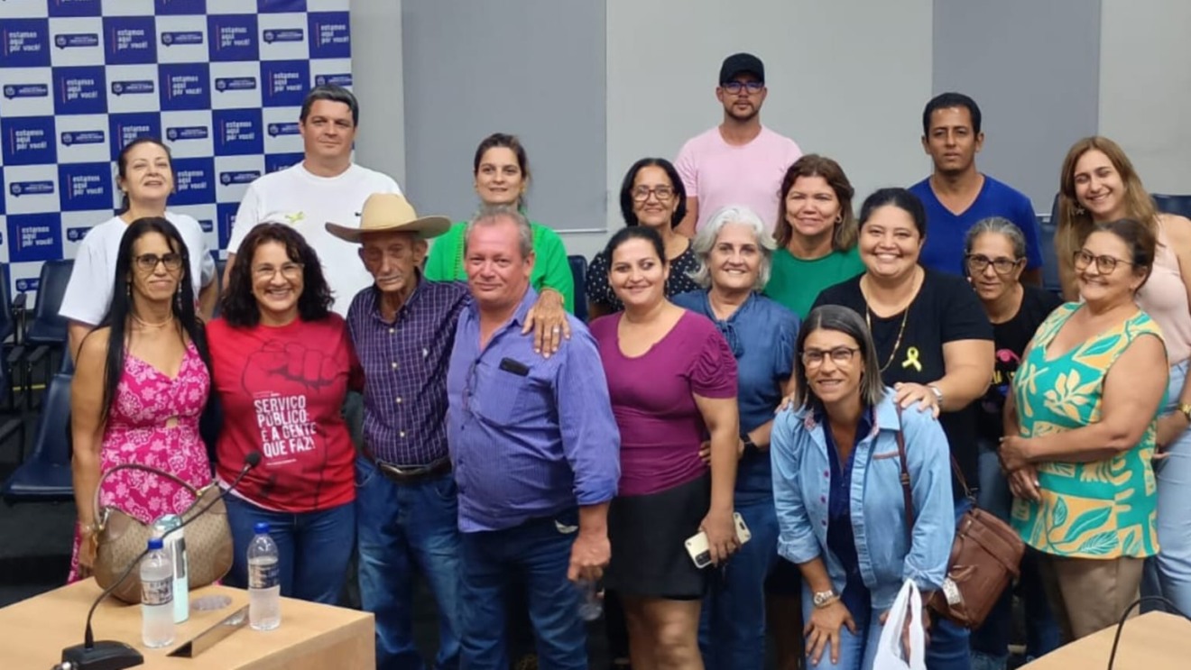 Gilsinho entre membros da chapa, da comissão eleitoral, e familiares após o resultado (Foto: Assessoria)