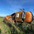 Casal de idosos escapa de acidente após caminhão ser fechado por carreta no anel viário da BR-262