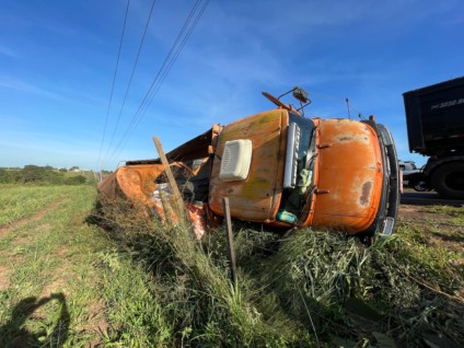 Casal de idosos escapa de acidente após caminhão ser fechado por carreta no anel viário da BR-262 Casal de idosos escapa de acidente após caminhão ser fechado por carreta no anel viário da BR-262