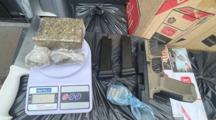 Mais duas caixas de cigarros contrabandeados do Paraguai foram encontradas dentro do imóvel - Foto: Polícia Civil