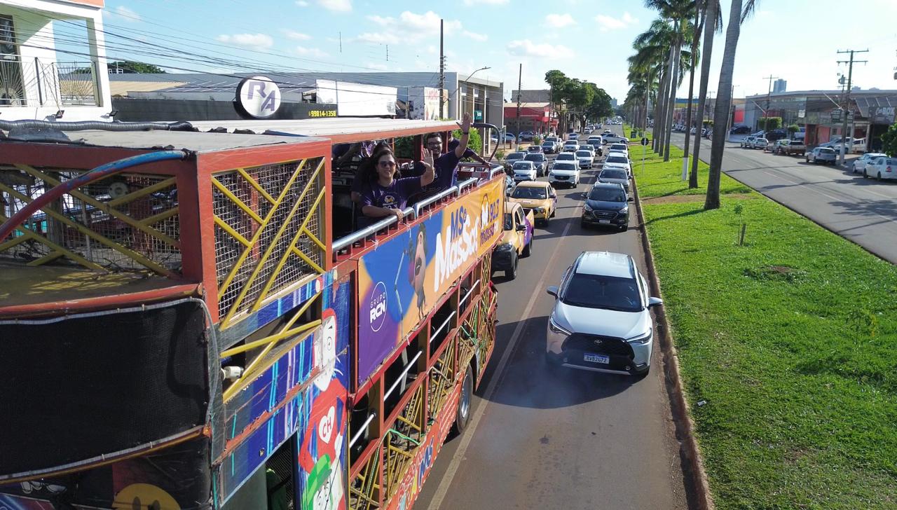 Carreata da Invasão Massa FM percorre principais avenidas de Dourados