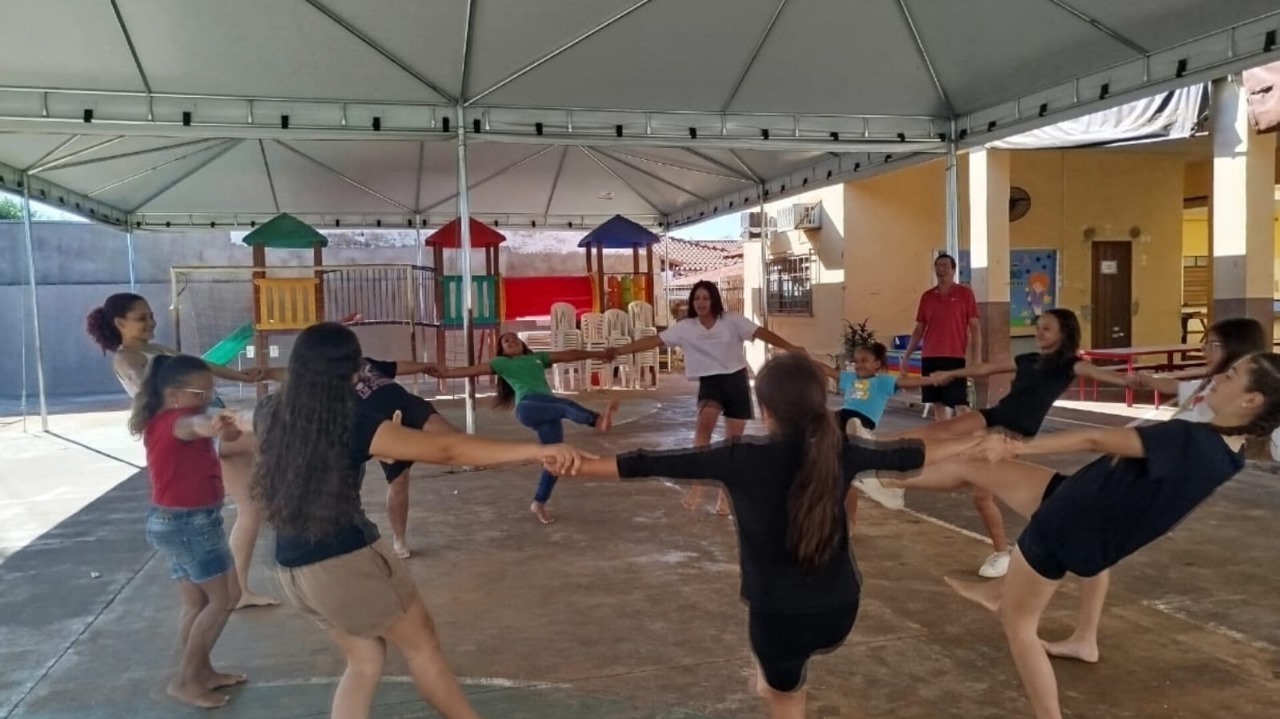 Ensaios ocorrem diariamente na Escola Municipal João Alves Lara (Foto: Divulgação)