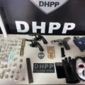 Drogas, luvas, máscaras e armas foram apreendidas - Foto: Polícia Civil