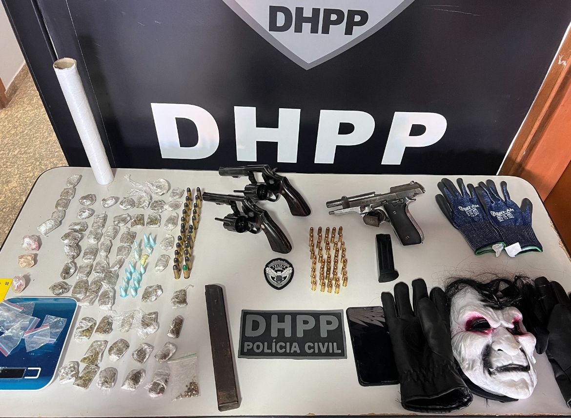 Drogas, luvas, máscaras e armas foram apreendidas - Foto: Polícia Civil