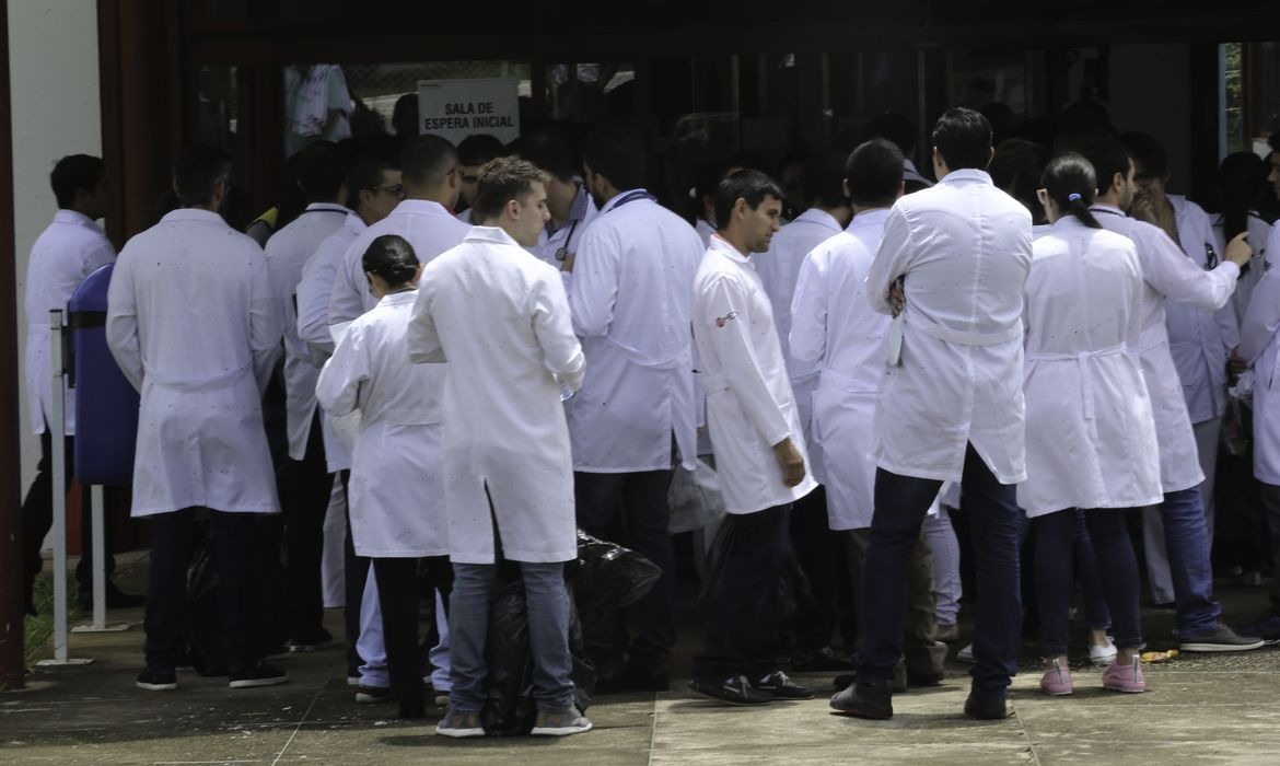 O Revalida avalia profissionais brasileiros e estrangeiros formados em medicina fora do Brasil que querem exercer a profissão em território nacional. Foto: Reprodução/Agência Brasil