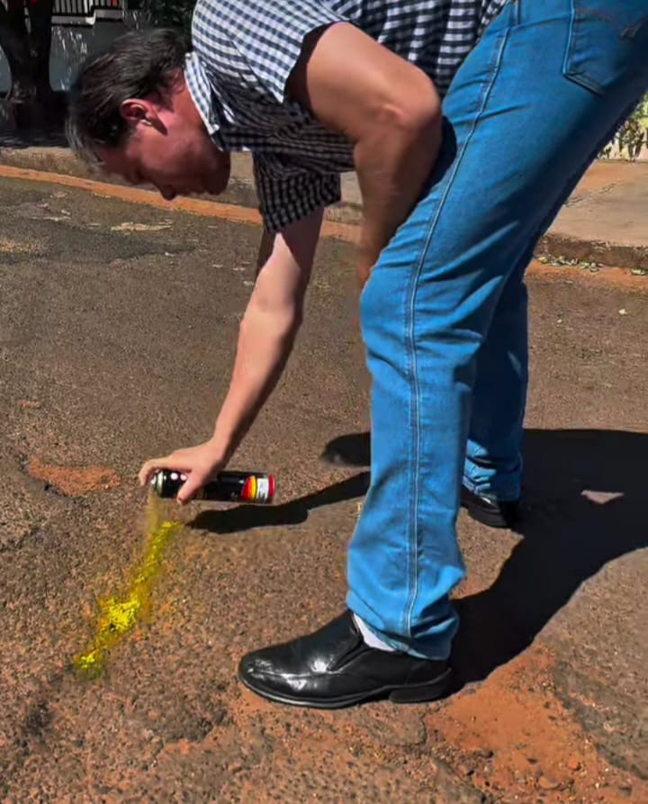 Prefeito ‘pichou’ o asfalto para identificar os lugares dos reparos - Divulgação / Redes Sociais