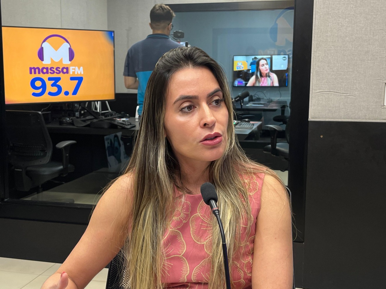 Delegada Nelly Macedo nos estúdios da Massa FM Campo Grande - Foto: Luiz Gustavo Soares/Portal RCN67