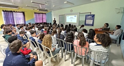 Estudantes participam de palestra educativa sobre exploração sexual infantil