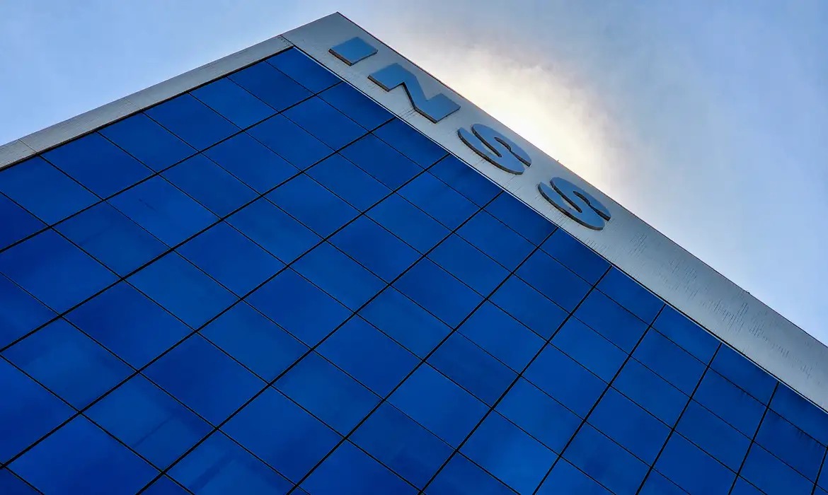 Além de se identificar, o interessado pode usar o aplicativo Meu INSS para consultar instituições financeiras e as taxas de juros para pedidos de empréstimos. Foto: Reprodução/Agência Brasil