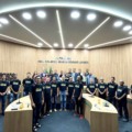 Vereadores entregam a moção para a comunidade terapêutica (Foto: Assessoria/Câmara Municipal)