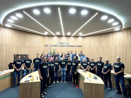 Vereadores entregam a moção para a comunidade terapêutica (Foto: Assessoria/Câmara Municipal)