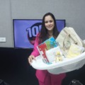 Vereadora Amanda da Saúde, autora do projeto, que se tornou lei, foi ao estúdio para a entrevista e levou um kit (Foto: Toni Fernando/Cultura FM)