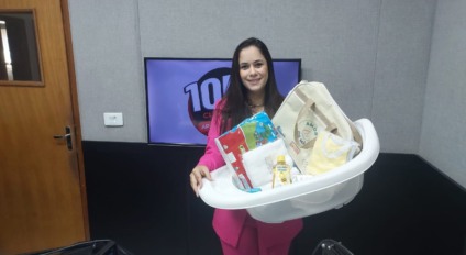 Vereadora Amanda da Saúde, autora do projeto, que se tornou lei, foi ao estúdio para a entrevista e levou um kit (Foto: Toni Fernando/Cultura FM)