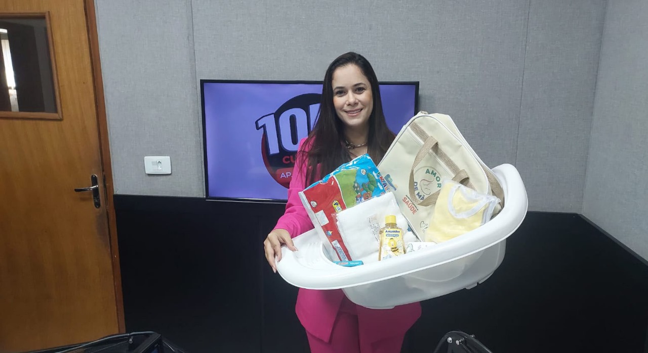 Vereadora Amanda da Saúde, autora do projeto, que se tornou lei, foi ao estúdio para a entrevista e levou um kit (Foto: Toni Fernando/Cultura FM)