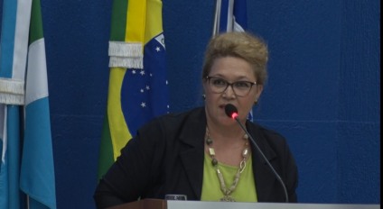Vereadora cobra melhores condições de trabalho para profissionais de apoio à inclusão escolar