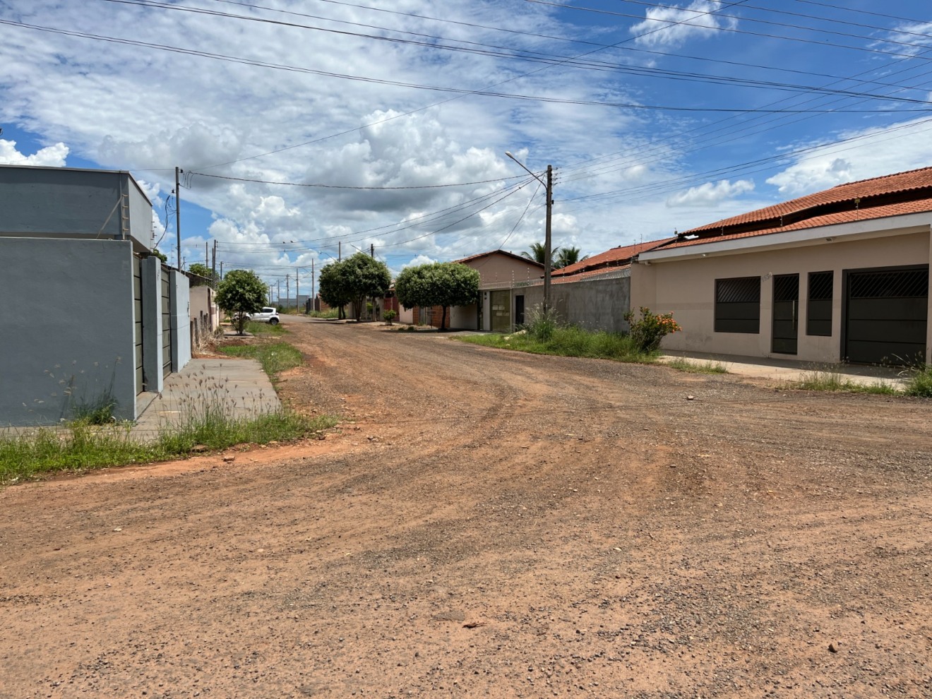 Moradores aguardam pelo asfalto no Residencial Tauan, em Aparecida do Taboado (Foto: Daniel Silva/DICOM)