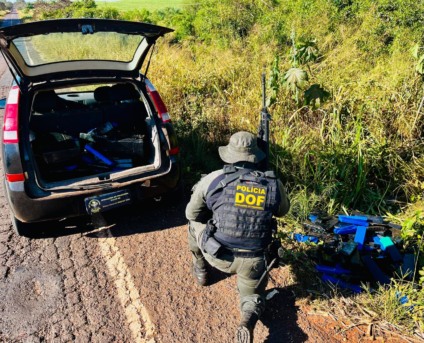 Veículo abandonado foi encontrado com parte da droga - Foto: Divulgação/DOF