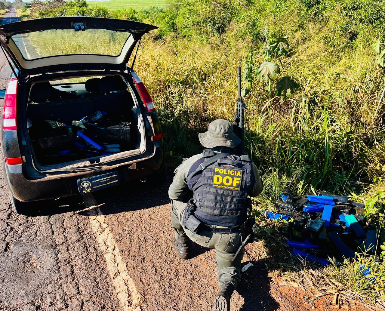 Veículo abandonado foi encontrado com parte da droga - Foto: Divulgação/DOF