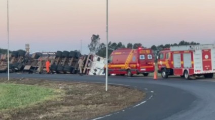 Acidente com bitrem em Aparecida do Taboado (Foto: Corpo de Bombeiros)