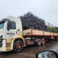 Pneus foram acondicionados em carreta e serão levados para Campo Grande (Foto: Nestor Júnior/Cultura FM)