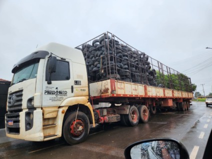 Pneus foram acondicionados em carreta e serão levados para Campo Grande (Foto: Nestor Júnior/Cultura FM)